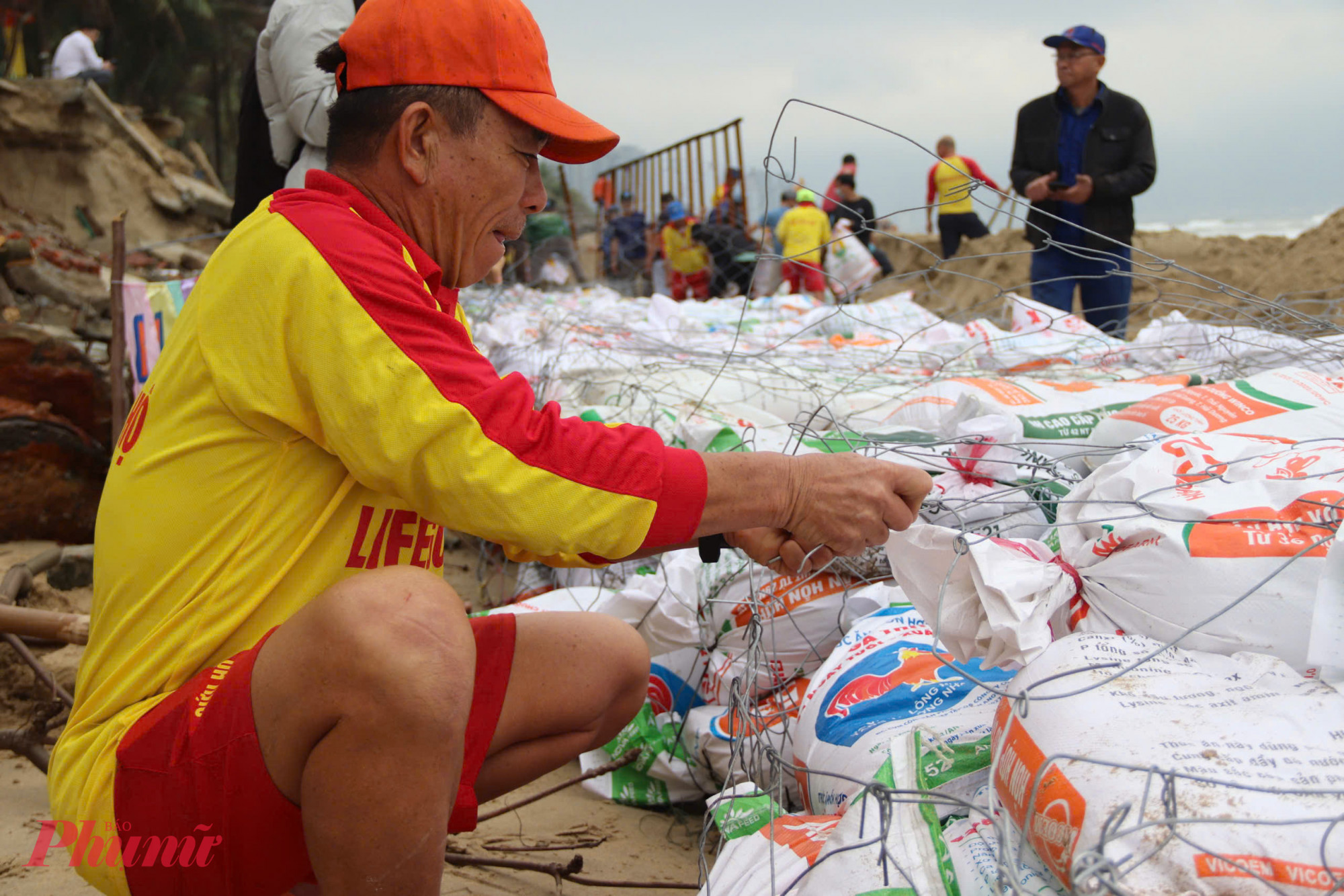 Ông Lê Hữu Huy, thành viên đội cứu hộ, cho biết, khoảng 50 người thuộc đội cứu hộ tập trung hết về bãi tắm Mỹ Khê để thi công rọ cát.