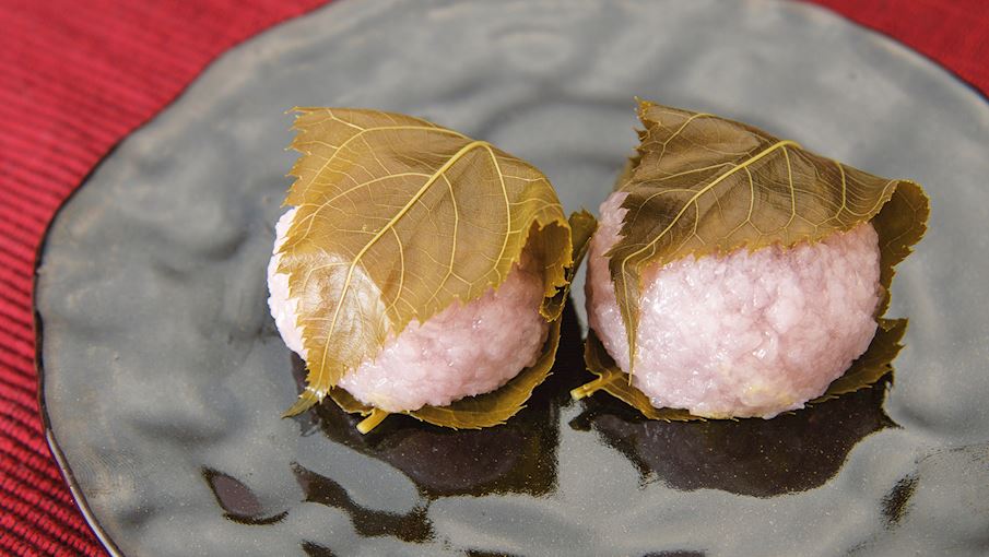 Bánh Mochi Sakura  TOKYO, Nhật Bản 4.0  Sakuramochimàn trập Ăn nó? Đánh giá nó Bạn có muốn thử không? Thêm vào danh sách THÀNH PHẦN CHÍNH Glutinous Rice Gạo Nếp Red Bean Paste Đậu đỏ xay nhuyễn Sugar Đường Salt Muối Sakuramochi là món tráng miệng truyền thống của Nhật Bản được làm theo hình ảnh hoa anh đào ( sakura ), vì vậy bánh gạo thường có màu hồng. Hầu hết thời gian, sakuramochi chứa đậu đỏ và được phủ một lớp lá hoa anh đào mặn, một số người ăn cùng với bánh gạo, một số thì không.  Mặc dù món ăn ngọt ngào này được bán quanh năm, nhưng bạn có thể dễ dàng tìm thấy nó nhất vào mùa xuân, khi hoa anh đào nở rộ. Người ta tin rằng sakuramochi được phát minh vào năm 1717 tại Edo bởi một người lính tên là Yamamoto Shinroku, sử dụng lá từ những cây dọc theo Sông Sumida. 