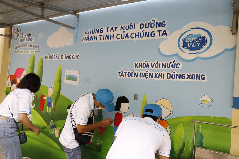 “Ngày vì cộng đồng FrieslandCampina” nhằm tuyên truyền về bảo vệ môi trường xanh cho các em học sinh tiểu học - Ảnh: FCV