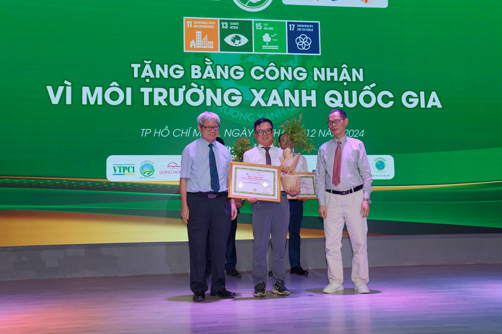 Ông Mai Văn Nghĩa - Phó tổng giám đốc FrieslandCampina Việt Nam (giữa) nhận Bằng công nhận “Vì Môi trường Xanh Quốc gia 2024” - Ảnh: FCV