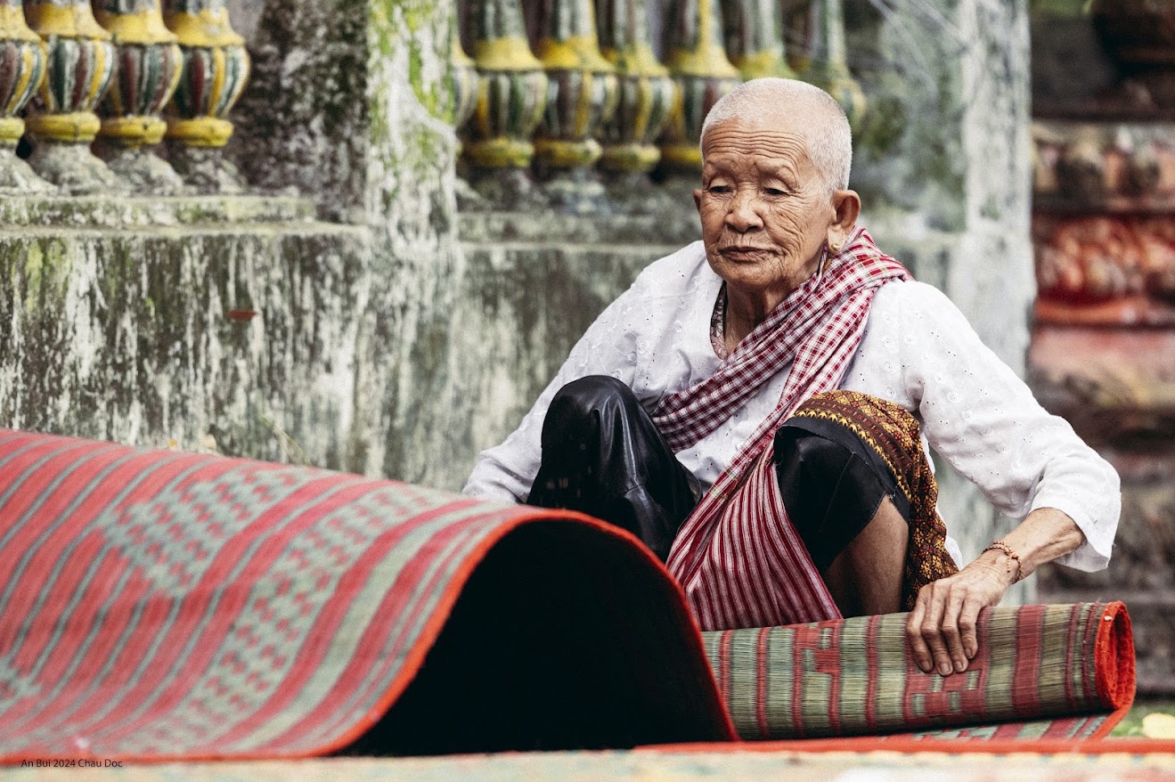 Làng Chăm Châu Giang   Du khách qua phà Châu Giang để đến với Cồn Tiên. Nơi có cộng đồng người Chăm sinh sống tại An Giang. Làng bình yên với những thánh đường Hồi giáo cùng nhiều ngôi nhà sàn truyền thống độc đáo. Đến với làng Chăm, du khách có dịp hiểu biết thêm về văn hóa, sản phẩm dệt thủ công. Thưởng thức hương vị ẩm thực độc đáo nơi đây.