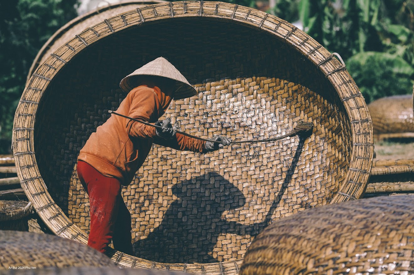 Đến Phú Yên bằng cách nào? Bằng máy bay Tiện lợi và tiết kiệm thời gian nhất chắc hẳn là di chuyển bằng đường hàng không rồi. Thành phố Tuy Hòa của tỉnh Phú Yên có một sân bay nội địa, chuyên phục vụ các đường bay từ hai thành phố lớn là Hà Nội và Sài Gòn.  Chuyến bay từ Hà Nội đến Tuy Hòa sẽ mất khoảng 1 giờ 30 phút, giá dao động trong khoảng 1.200.000 – 3.000.000 VND/ chiều. Chuyến bay từ TP. HCM đến Tuy Hòa sẽ ngắn hơn, chỉ khoảng 1 giờ, vé máy bay có giá từ 500.000 – 1.800.000 VND/ chiều. Sau khi đã đáp xuống sân bay Tuy Hòa, bạn có thể dễ dàng gọi taxi để vào trung tâm thành phố với khoảng cách chỉ khoảng 10km.  Bằng tàu hỏa Phú Yên có ga Tuy Hòa, là một trạm dừng của tàu Thống Nhất với rất nhiều mã tàu đa dạng về thời gian khởi hành cho bạn lựa chọn. Thời gian di chuyển bằng tàu hỏa sẽ dài hơn, mất từ nửa ngày đến một ngày nên chỉ phù hợp cho những du khách dư dả thời gian.Bạn có thể tham khảo lịch tàu và mua vé tại đây.  Xuất phát từ Sài Gòn, bạn có thể đi các mã SE2, SE10, SE22, SE26, TN2, SQN2, SQN4 có giá vé từ 250.000 – 1.000.000 VND/ lượt. Xuất phát từ Hà Nội thì có các mã tàu SE2, SE4, SE10, TN2 với mức giá dao động 350.000 – 1.400.000 VND/ lượt. Bằng xe khách Giá cả phải chăng nhất là phải kể đến xe khách. Tuy có thể mất nhiều thời gian hơn so với việc đi bằng tàu hỏa khoảng 1-2 giờ, nhưng theo kinh nghiệm du lịch Phú Yên thì đi xe khách vẫn khá tiện lợi, nhất là với những ai xuất phát từ Sài Gòn.  Đi từ TP. HCM đến Phú Yên có các hãng xe phổ biến là Hoàng Long, Hùng Tiến, Nam Tiên… với giá vé 200.000 – 240.000 VND/ lượt. Xe chạy khoảng 13 giờ là đến nơi. Đi từ Hà Nội hiện có nhà xe Hoàng Long là quen thuộc nhất. Xe chạy trong 24 giờ với mức giá khoảng 500.000 VND/ lượt.