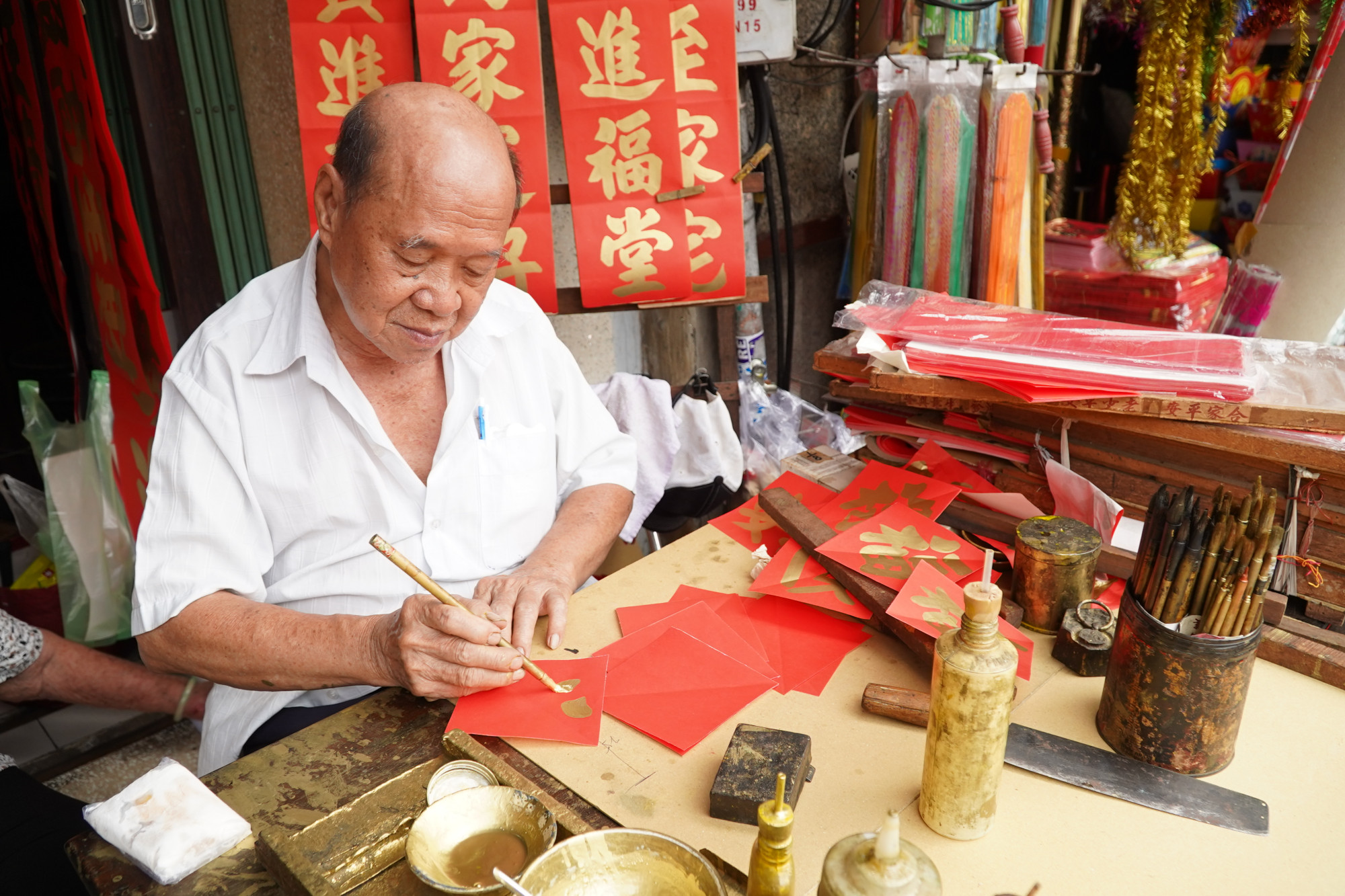 Nhiều sản phẩm truyền thống được làm thủ công cũng thu hút nhiều người mua. 