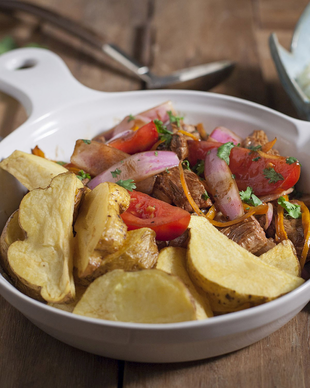 Lomo Saltado là một món ăn nổi tiếng của Peru, kết hợp ẩm thực bản địa với ảnh hưởng Trung Hoa (chủ yếu là phong cách xào). Món này gồm thịt bò xào với hành tây, cà chua, ớt và các loại gia vị, thường được thêm nước tương và giấm để tăng hương vị. Lomo Saltado thường được phục vụ kèm cơm trắng và khoai tây chiên, tạo sự hài hòa giữa tinh bột và protein.