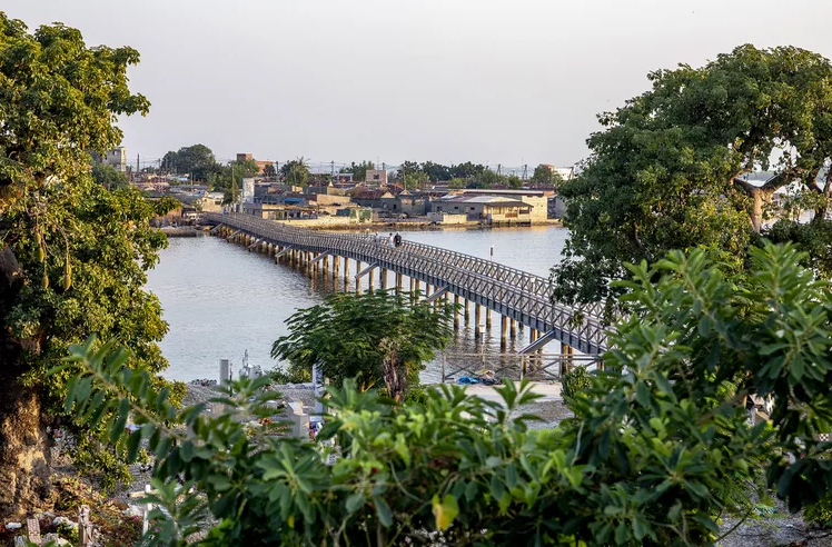 Nghĩa trang và cây cầu ở Fadiouth, Senegal - Ảnh: Getty Images