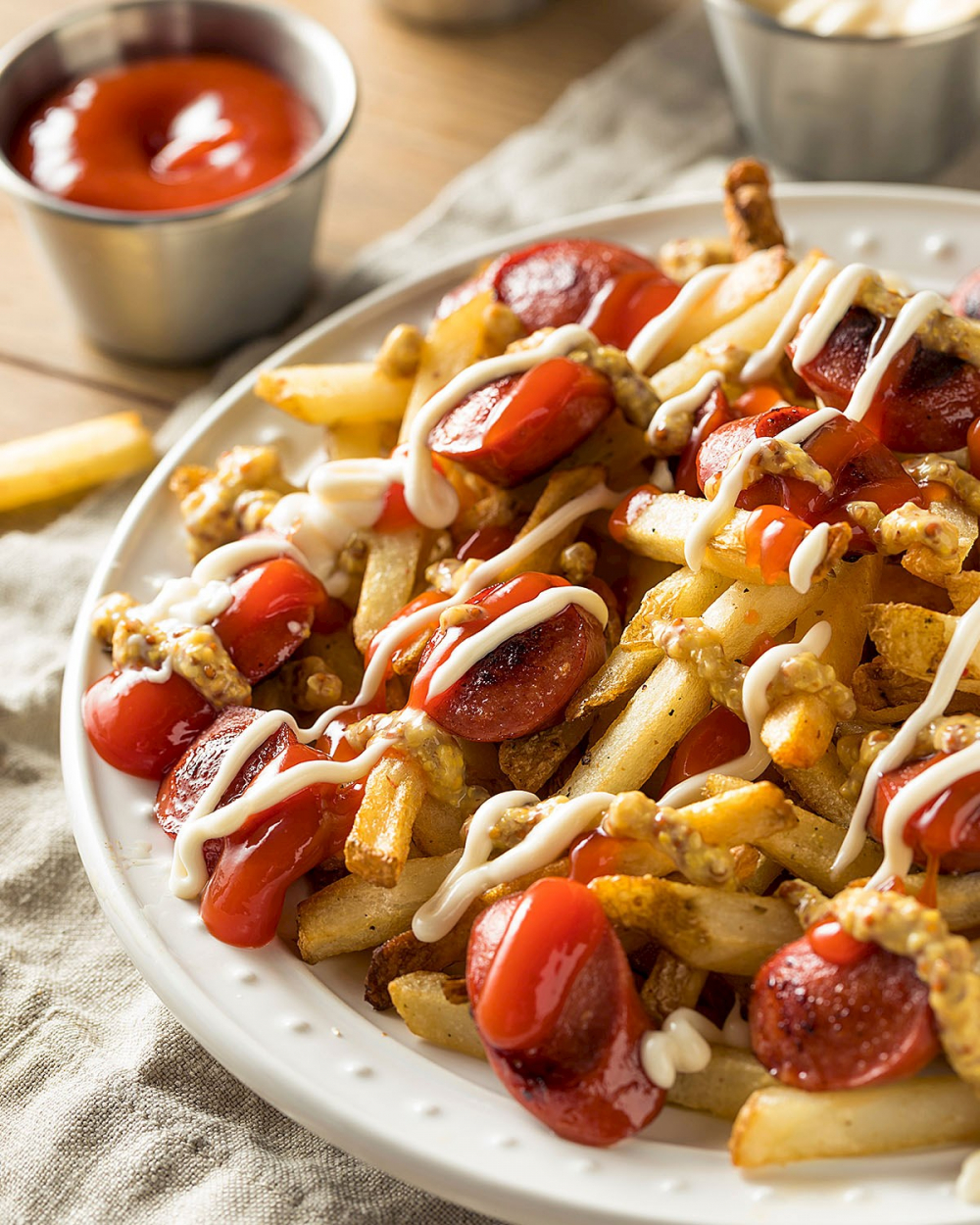 Salchipapas là một món ăn nhanh phổ biến ở Peru và nhiều nước Nam Mỹ, gồm khoai tây chiên giòn được kết hợp với xúc xích (salchicha) thái lát mỏng. Món này thường được ăn kèm với nhiều loại sốt như sốt mayonnaise, sốt cà chua, sốt mù tạt, hoặc ớt. Đôi khi, món còn được bổ sung phô mai, trứng chiên hoặc rau để thêm phần hấp dẫn. Salchipapas là món ăn đường phố đơn giản nhưng rất ngon và được yêu thích bởi mọi lứa tuổi.