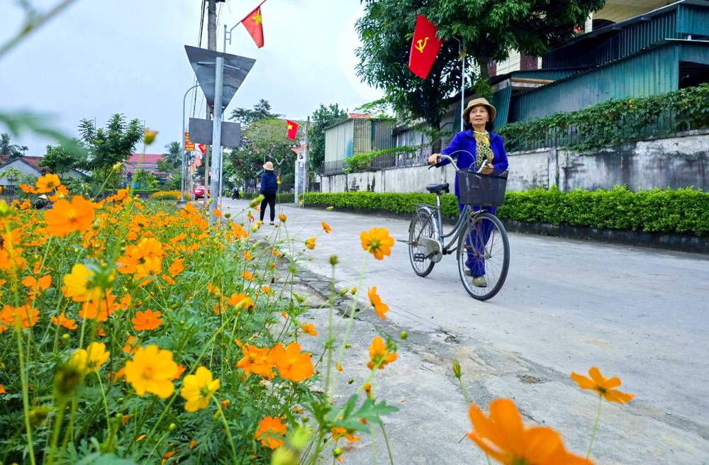 Xây nếp văn minh để làng quê sạch đẹp, yên bình Đường làng, ngõ xóm ở xã Quỳnh Đôi luôn được quét dọn sạch đẹp và không có cảnh chó chạy rông - ẢNH: PHAN NGỌC