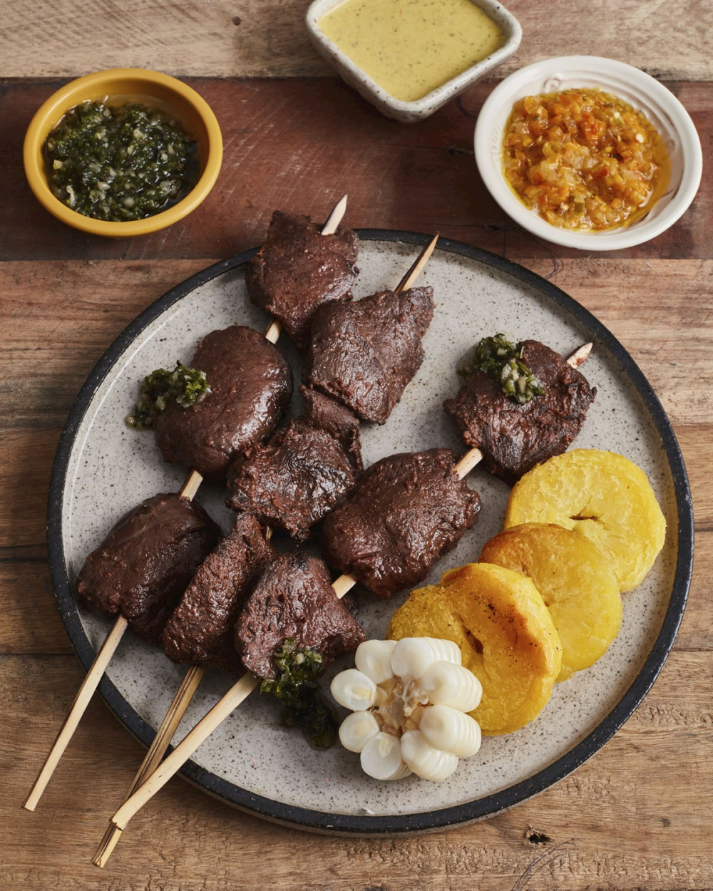 Anticuchos là một món ăn truyền thống phổ biến ở Peru, gồm những xiên thịt được nướng trên than. Loại thịt đặc trưng nhất là tim bò, nhưng cũng có thể sử dụng thịt gà hoặc hải sản. Thịt được ướp với hỗn hợp gia vị gồm tỏi, giấm, ớt (ají panca), thì là và tiêu trước khi nướng. Anticuchos thường được phục vụ với khoai tây, bắp hoặc một loại nước sốt cay. Đây là món ăn đường phố nổi bật, mang hương vị đậm đà và phong phú của ẩm thực Peru.