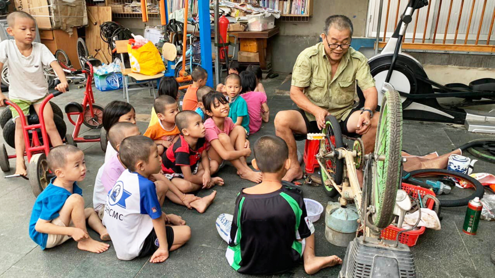 Hơn 10 năm nay, cuộc sống của ông Bùi Công Hiệp gắn liền với những đứa con của mái ấm