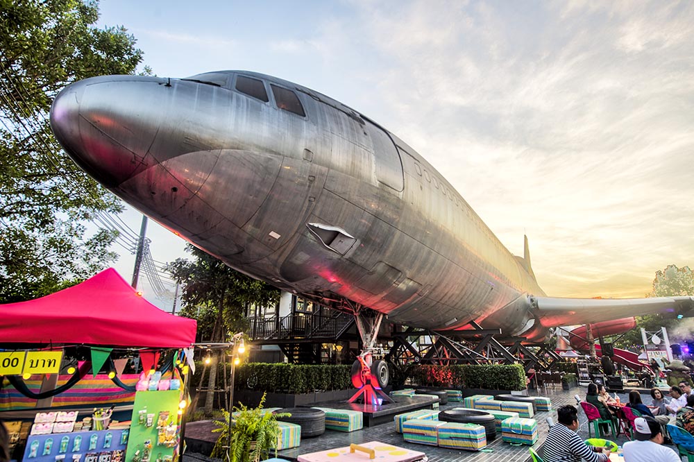 Khu phức hợp Chang Chui (Chang Chui Plane Night Market): Là điểm đến thích hợp để mua sắm và giải trí về đêm tại Bangkok. Tại đây được trang trí độc đạo với mô hình chiếc máy bay lớn cùng nhiều tác phẩm nghệ thuật. Khu tổ hợp này mang đến cho du khách nhiều lựa chọn về ẩm thực, đồ uống đa dạng và vô vàn cửa hàng quần áo.