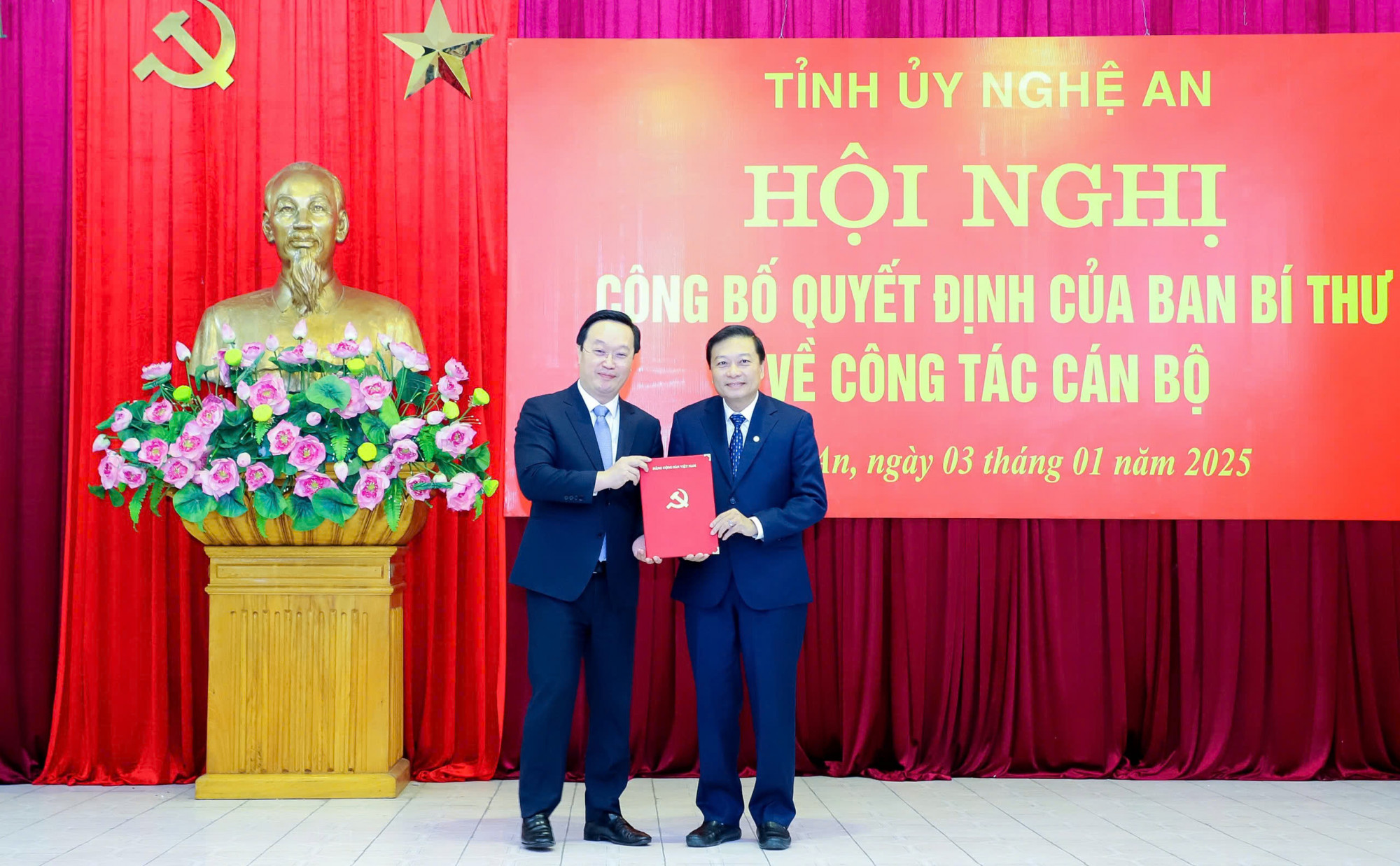 Bí thư Tỉnh ủy Nghệ An Nguyễn Đức Trung (bên trái) cùng tân Chủ tịch UBND tỉnh Nghệ An Lê Hồng Vinh - Ảnh: Khánh Trung