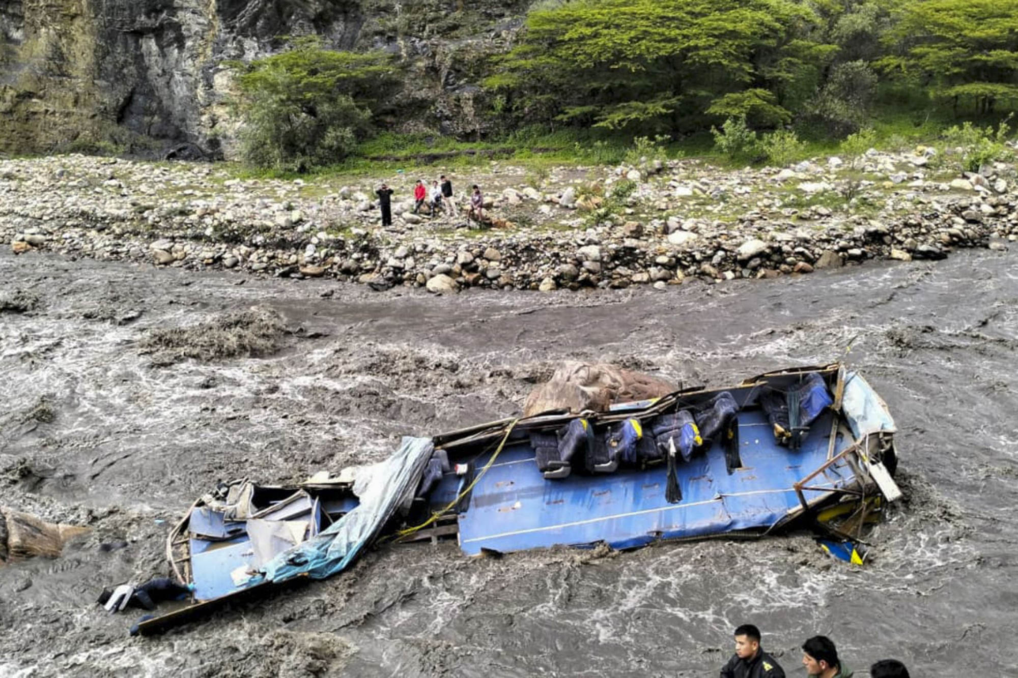 Xe buýt lao xuống sông ở Peru khiến hàng chục người thương vong - Ảnh: AFP