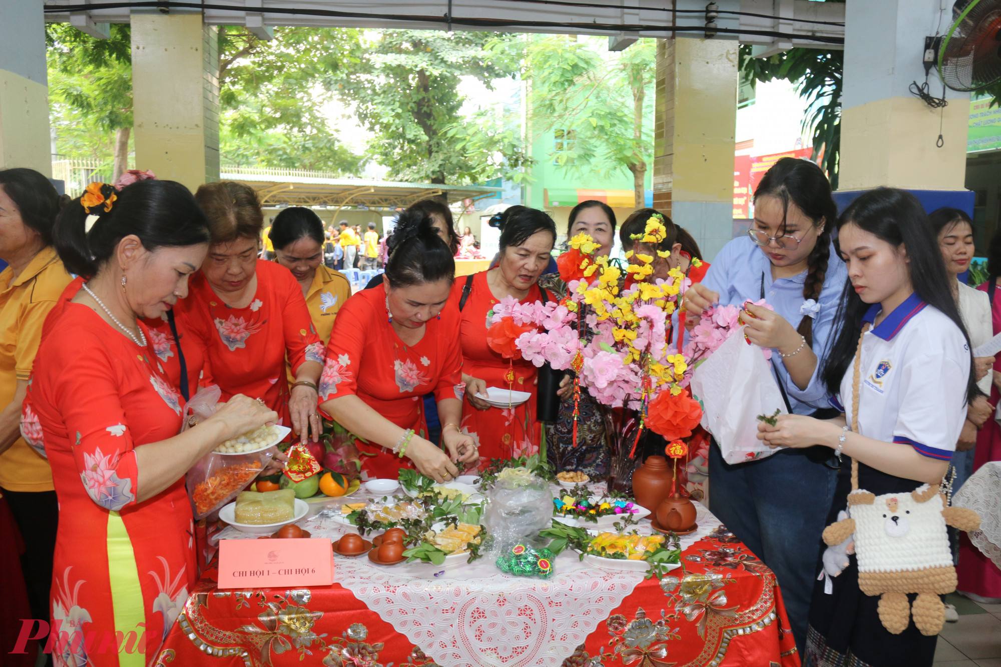 Liên chi hội 1 và 6 cùng các bạn sinh viên Lào đã chuẩn bị và trang trí một mâm bánh mứt đa dạng với các loại truyền thống như bánh chưng, củ kiệu, mứt dừa, cùng các họa tiết trang trí hoa mai và hoa đào.Qua đó, mọi người mong muốn truyền tải nét đẹp truyền thống của ngày Tết Việt, đồng thời nhấn mạnh ý nghĩa của việc trang trí Tết như một cách gìn giữ văn hóa, thể hiện lòng tri ân tổ tiên và tạo không khí ấm áp, sum vầy cho ngày đầu năm.