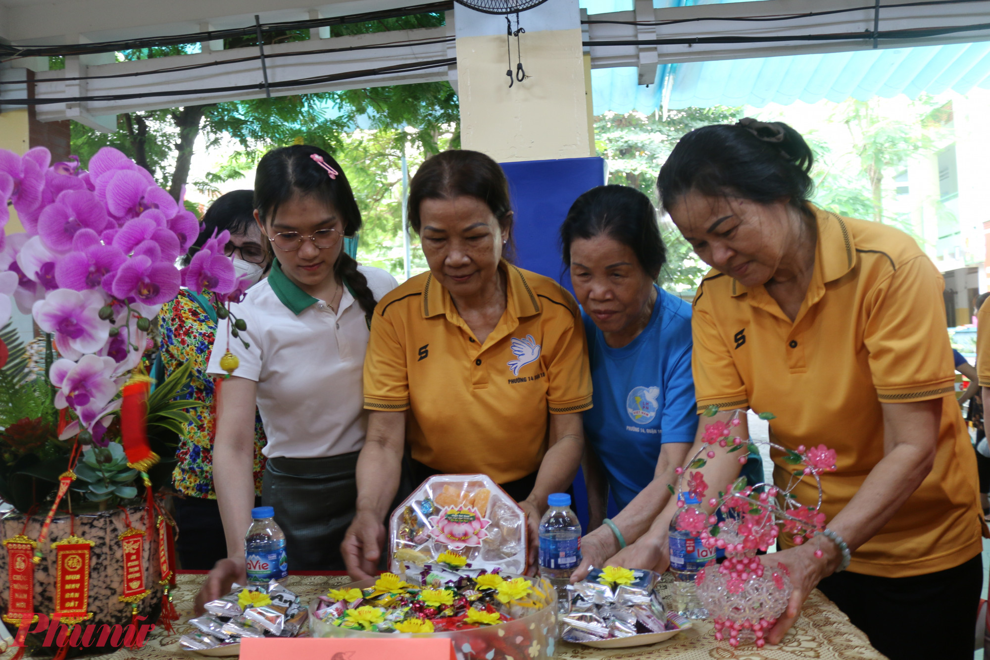  Khoảng 2h chiều, cán bộ, hội viên phụ nữ phường 14 cùng các bạn sinh viên Lào đã tham gia hội thi trang trí bánh mứt, góp phần lan tỏa những nét đặc trưng của ngày Tết Việt.