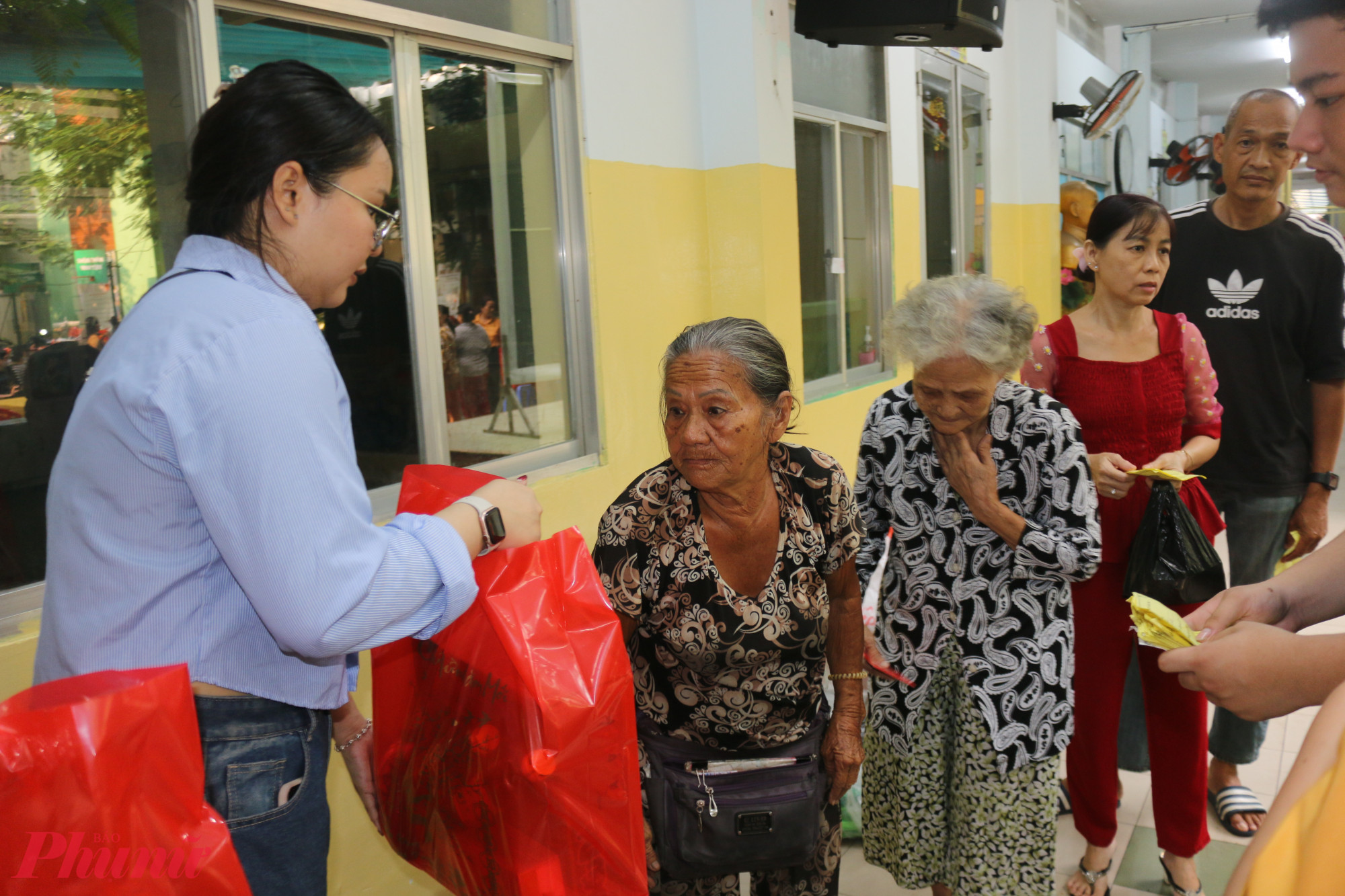 Phommavong Phouthasone -  sinh viên năm 4, trường Đại học Văn Lang, đã trao quà cho phụ nữ có hoàn cảnh khó khăn. Bạn chia sẻ rằng việc tham gia ngày hội hôm nay mang đến cơ hội tham gia nhiều hoạt động ý nghĩa. Qua đó, bạn cảm nhận được sự gắn kết và có cơ hội hiểu rõ hơn về truyền thống tương thân tương ái, sự đoàn kết của người Việt Nam trong dịp Tết