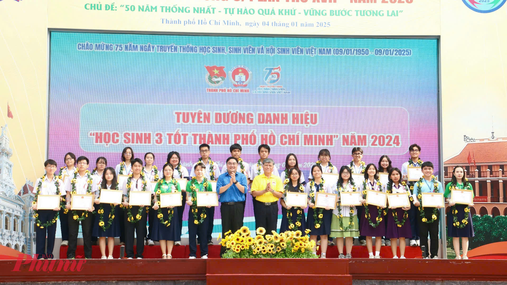 Ban tổ chức trao thưởng cho những học sinh tiêu biểu - Ảnh: Trang Thư