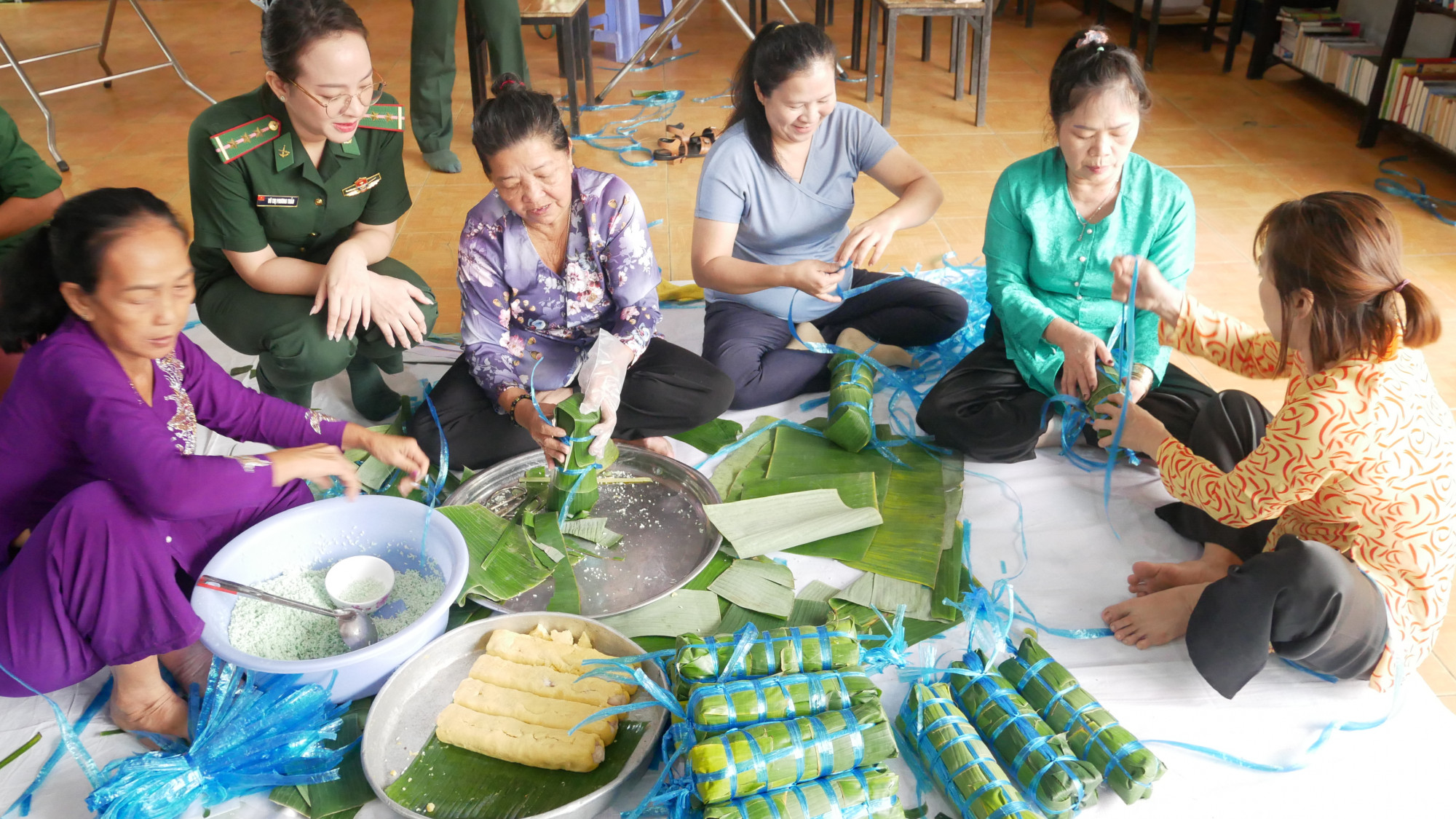 Tham gia chương trình, người dân, hội viên phụ nữ xã đảo đã cùng cán bộ, chiến sĩ biên phòng gói và nấu 100 đòn bánh tét để tặng chiến sĩ đồn biên phòng Thạnh An cũng như các hộ dân có hoàn cảnh khó khăn tại xã đảo