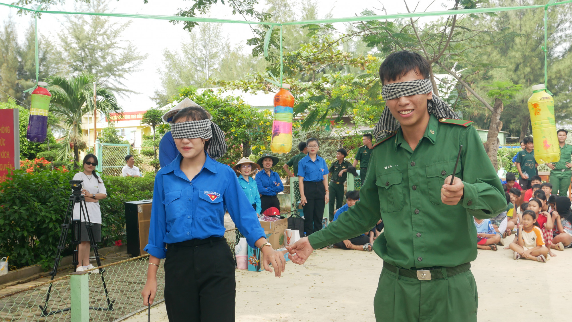 Bịt mắt đập chai