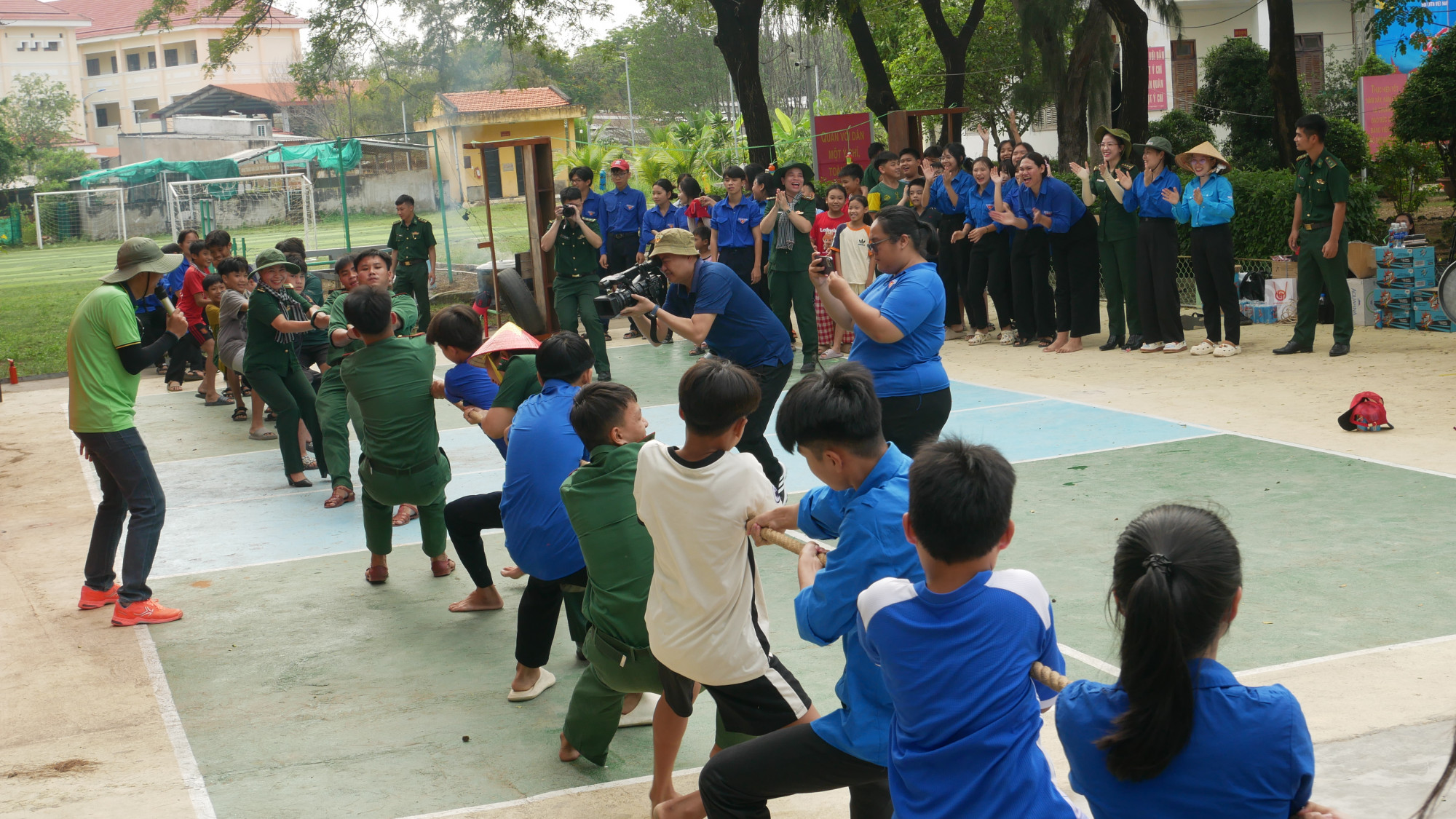 Trẻ em xã đảo đã có một ngày vui như Tết khi cùng các chú bộ đội biên phòng trải nghiệm những trò chơi dân quen thú vị, hấp dẫn như kéo co