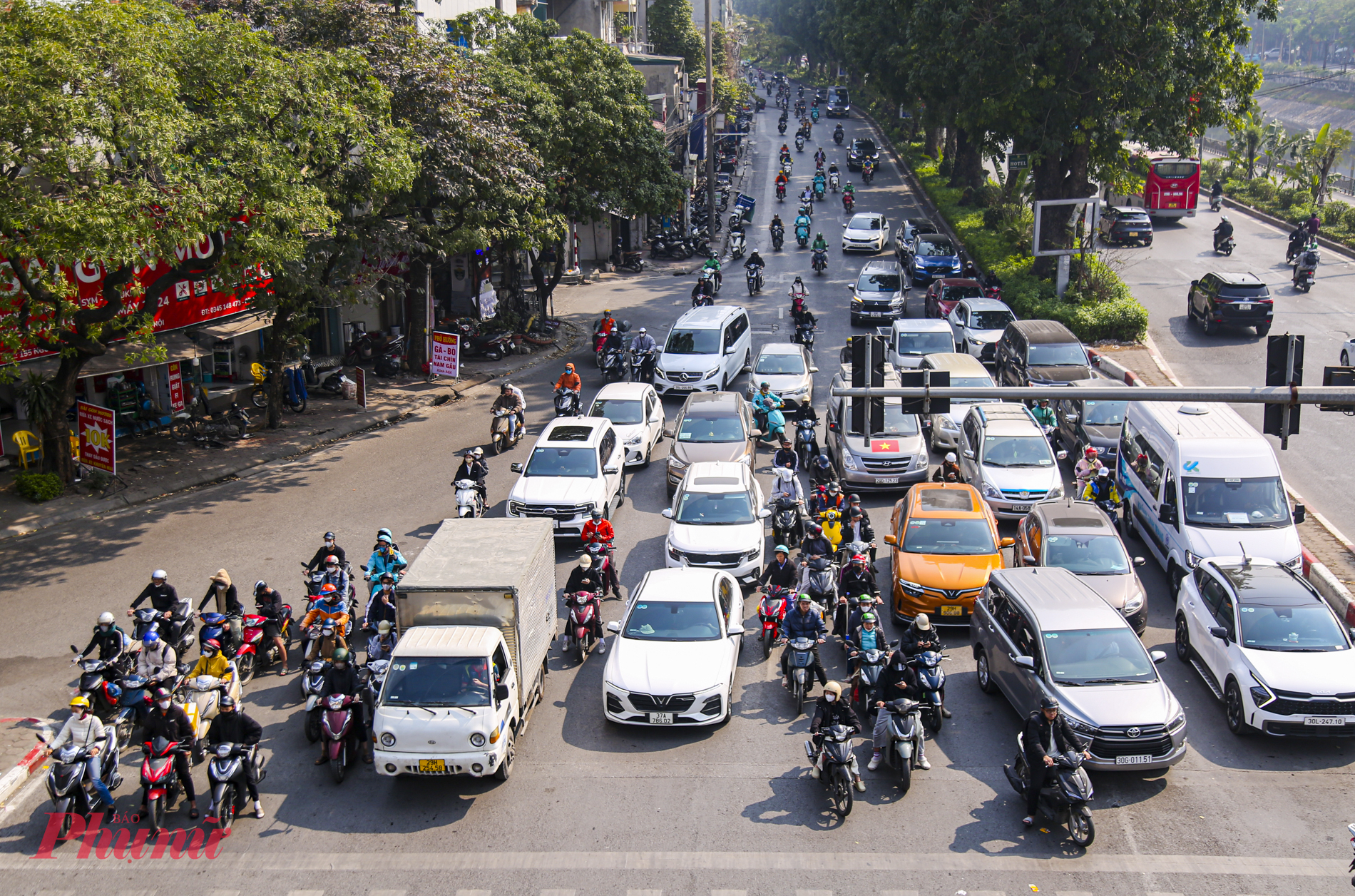 Người dân dừng đèn đỏ tại ngã tư đường Láng.