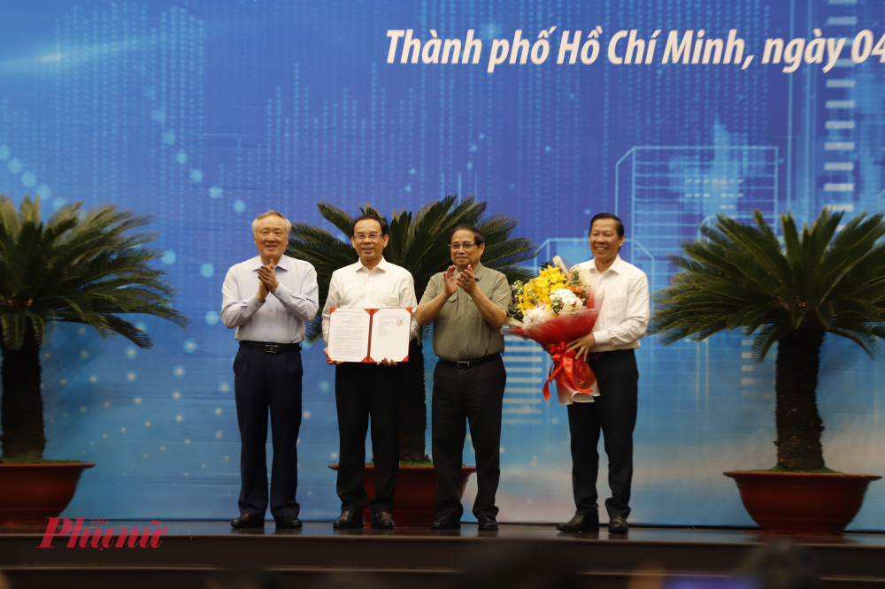 Thủ tướng Phạm Minh Chính trao quyết định phê duyệt Quy hoạch TPHCM thời kỳ 2021-2030, tầm nhìn đến năm 2050