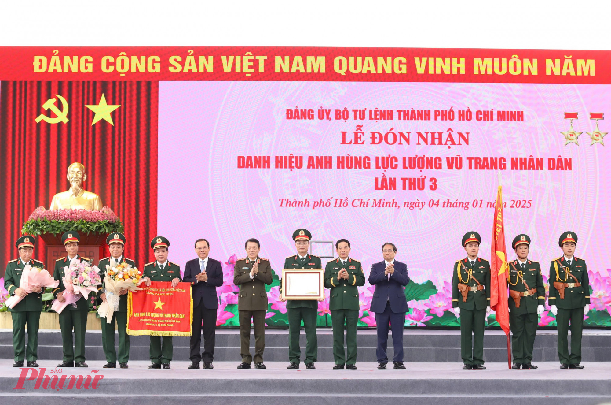 Thủ tướng Chính phủ Phạm Minh Chính và các lãnh đạo Đảng, Nhà nước chúc mừng Lực lượng vũ trang TPHCM đón nhận danh hiệu Anh hùng Lực lượng vũ trang nhân dân - Ảnh: Vũ Quyền