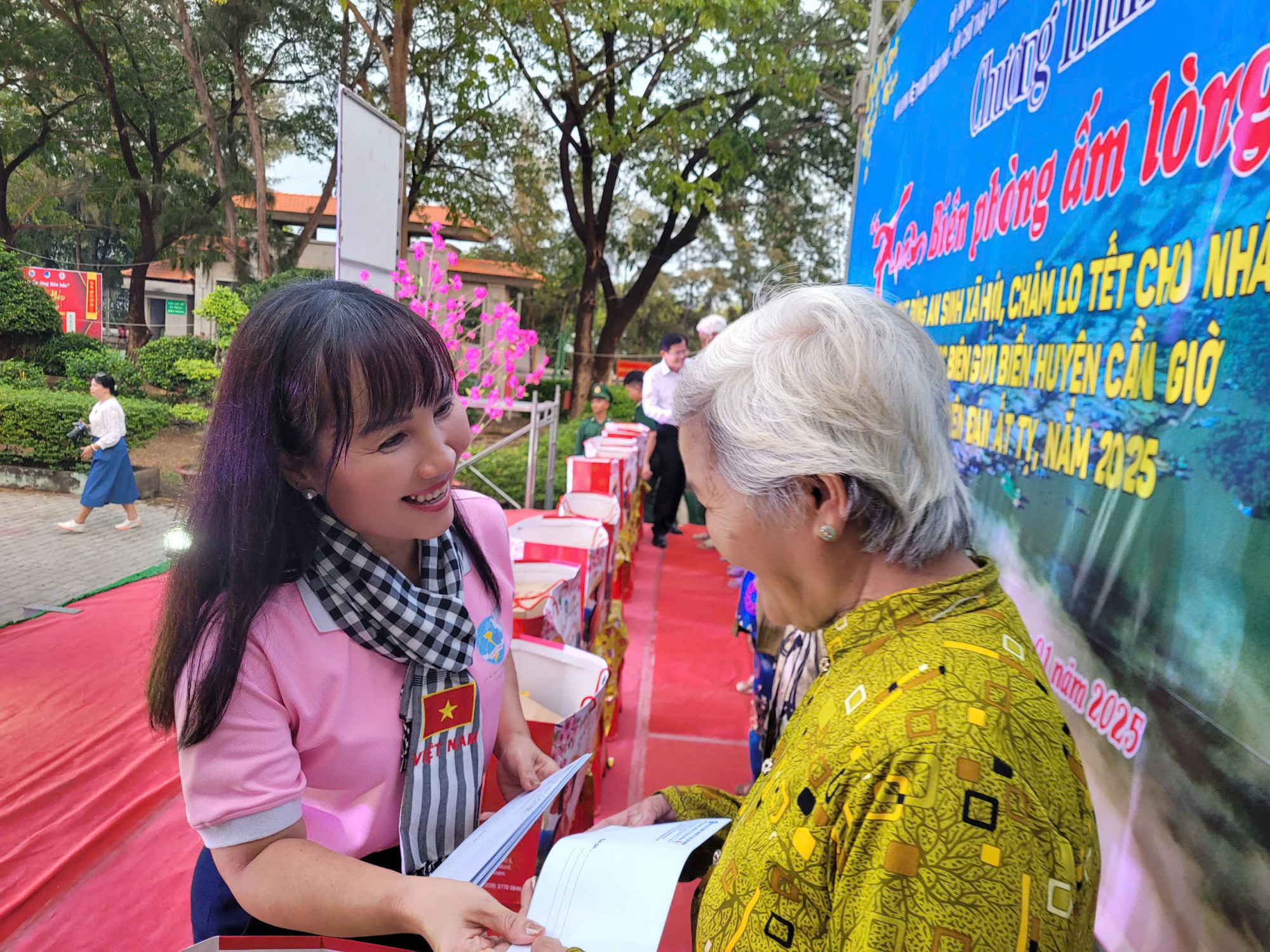 Bà Trịnh Thị Thanh - Phó Chủ tịch thường trực Hội LHPN TPHCM trao quà cho hội viên, phụ nữ khó khăn trên xã đảo Thạnh An