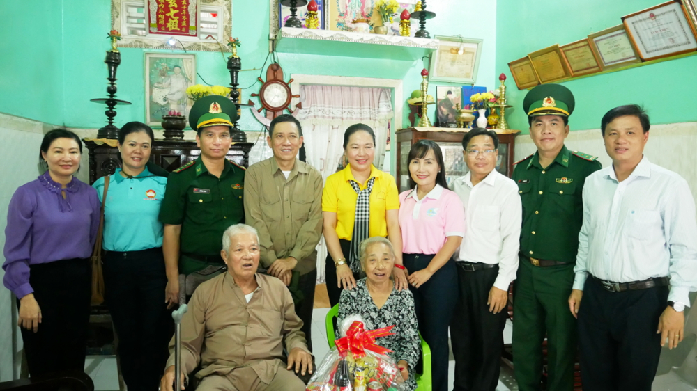 Đại tá Đỗ Vĩnh Thăng (thứ ba từ trái sang) - Chính ủy Bộ đội biên phòng TPHCM - cùng đại diện các tổ chức chính trị - xã hội TPHCM và các đơn vị tài trợ  đến thăm, chúc tết gia đình cụ Nguyễn Văn Cho tại xã đảo Thạnh An