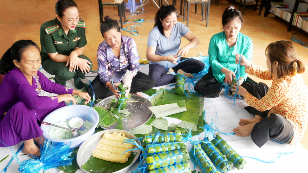 Ngày hội gói bánh tét đã mang không khí tết đến sớm trên xã đảo Thạnh An