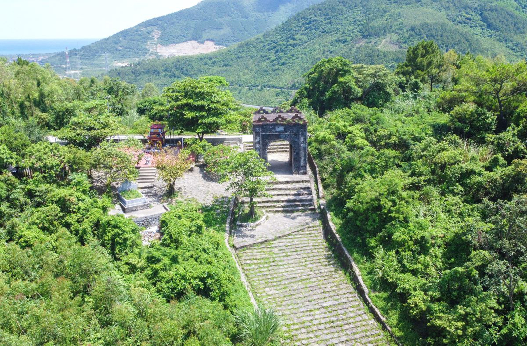 Cổng trời Hoành Sơn Quan trên đỉnh Đèo Ngang - ẢNH: HÙNG PHƯƠNG