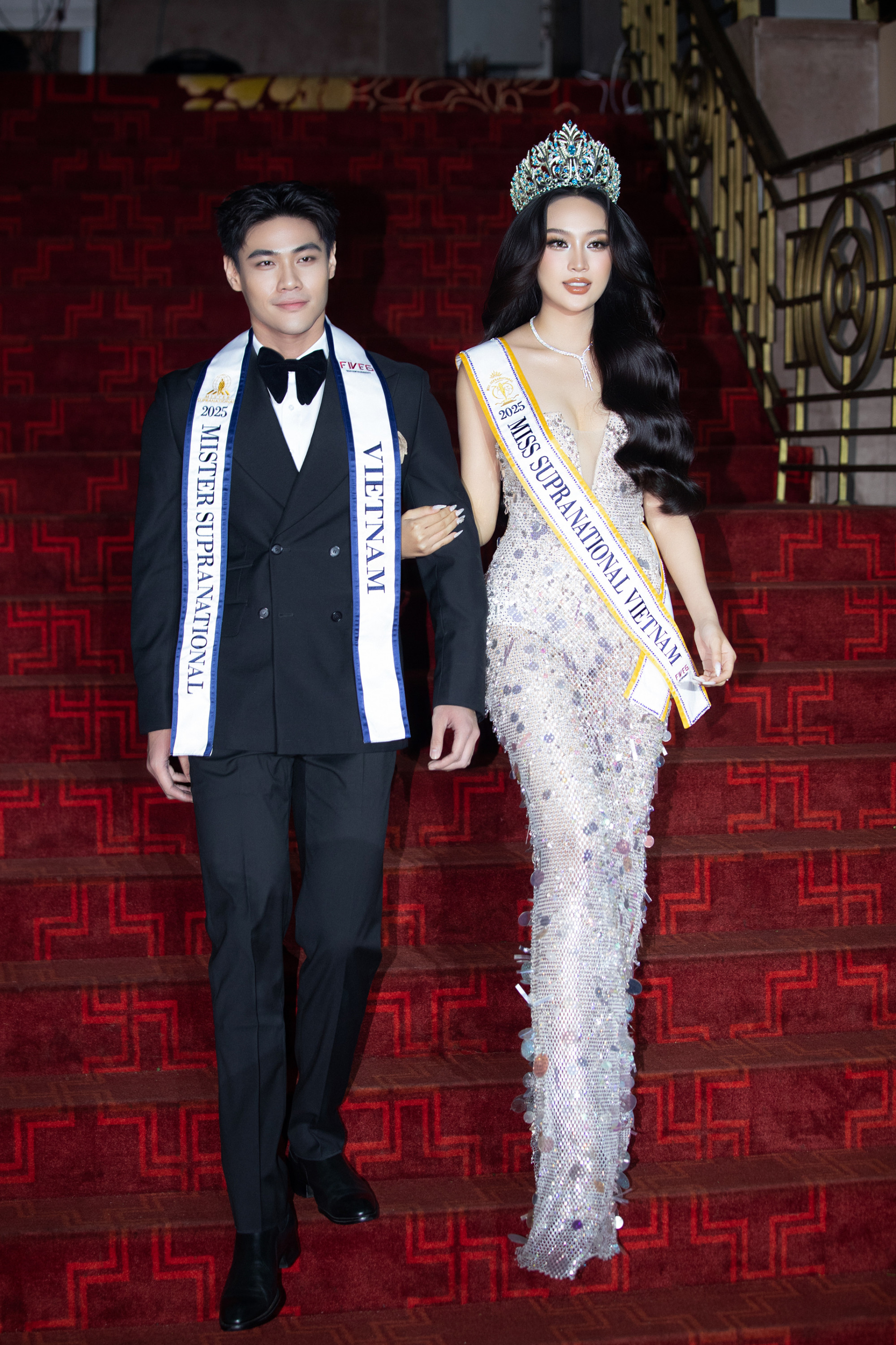 Hai đại diện Việt Nam dự thi Miss/Mister Supranational đã có thời trang chuẩn bị các kĩ năng cần thiết để có phần thể hiện tốt nhất ở đấu trường quốc tế. Võ Cao Kỳ Duyên sinh năm 2005, cô có chiều cao 1m75, vóc dáng chuẩn mẫu. Người đẹp đã vượt qua 39 thí sinh để đăng quang Hoa hậu Du lịch Việt Nam toàn cầu 2024. Cô đang là sinh viên Đại học Hàng hải Việt Nam.