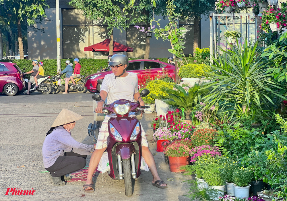 Một điểm bán hoa kiểng khác trên đường Đào Trinh Nhất (TP. Thủ Đức) cũng bắt đầu về nhiều các loại hoa, tết phục vụ khách.