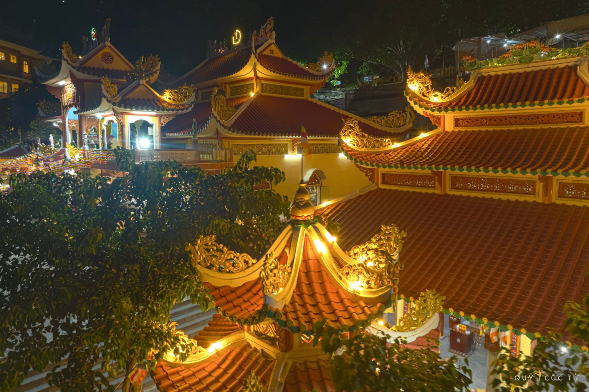 Viếng miếu bà Đen ở Tây Ninh: Tây Ninh cách TPHCM khoảng 200km và có hàng loạt danh lam, thắng cảnh để bạn khám phá dịp tết. Ngoài ra, nếu có tâm viếng chùa, hành hương dịp tết, bạn có thể trekking hay di chuyển cáp treo lên núi Bà Đen, viếng quần thề chùa ở đây.