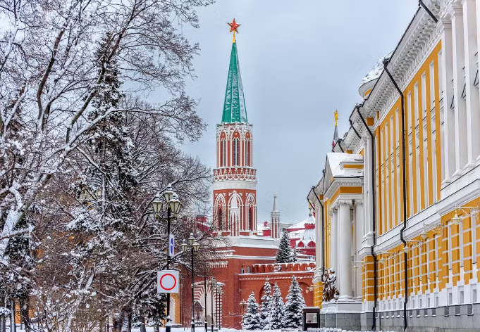 Moscow, Nga: Nhiệt độ trung bình hằng năm ở đây là 4,1°C. Moscow trải qua mùa đông dài và lạnh giá, riêng mùa hè ấm áp hơn từ 10 - 35 °C. Thủ đô của Nga là một trong những thành phố lớn nhất thế giới và có khoảng 13 triệu dân. Nơi đây nổi tiếng với Quảng trưởng Đỏ, Điện Kremlin - một khu phức hợp kiên cố được xây vào thế kỷ 14.