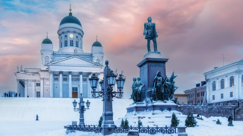 Helsinki, Phần Lan: Nhiệt độ trung bình hàng năm của thành phố này khoảng 4,5°C và có những ngày hè dài. Helsinki có các địa danh lịch sử và mang tính biểu tượng như: bảo tàng quốc gia Phàn Lan, bảo tàng nghệ thuật đương đại Kiasma, tòa nhà Quốc hội. Du khách đừng quên đến nhà thờ Uspenski, một trong những nhà thờ đẹp nhất của  Helsinki.