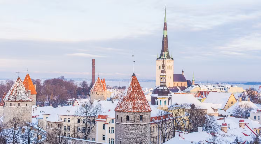 Tallinn, Estonia: Nhiệt độ trung bình hàng năm của thủ đô Estonia là 4,8°C. Tallinn trải qua mùa đông lạnh giá, đầy tuyết. Vào tháng Hai tuyết ở đây rơi thường xuyên. Mặc dù rất lạnh nhưng thủ đô có phố cổ lát đá cuội, lâu đài Toompea, nhà thờ St. Nichola, tòa thị chính Gothic …đang chờ bạn đến thăm.