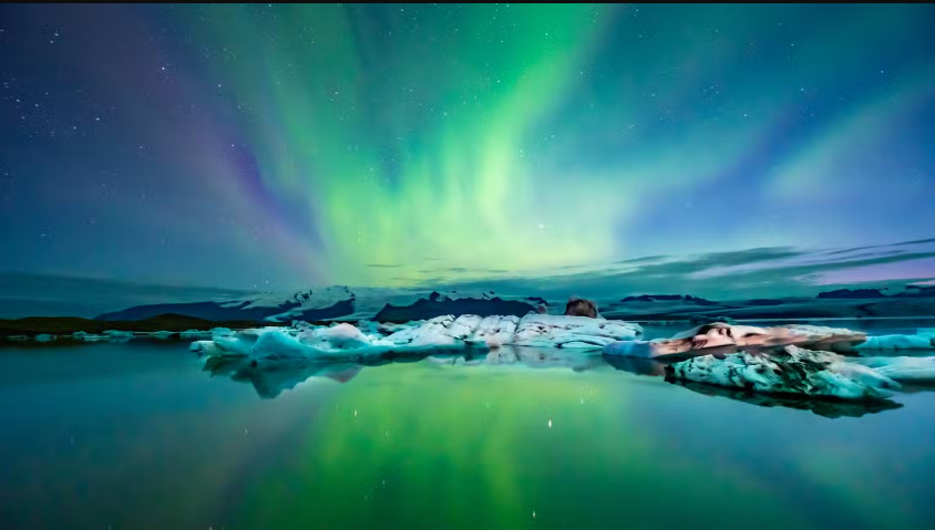 Reykjavík, Iceland: Hãy đến đây vào mùa đông để ngắm bắc cực quang nhưng phải chịu cái lạnh tê tái. Reykjavík có nhiệt độ trung bình hằng năm khoảng 4,6°C và là một trong những thành phố sạch nhất, an toàn nhất và xanh nhất thế giới. Nơi đây có bảo tàng Saga đồ sộ, nơi lưu giữ lịch sử Viking của Iceland;  nhà thờ Lutheran Hallgrímskirkja, nhà thờ lớn nhất Iceland cùng nhiều điểm tham quan thú vị khác.