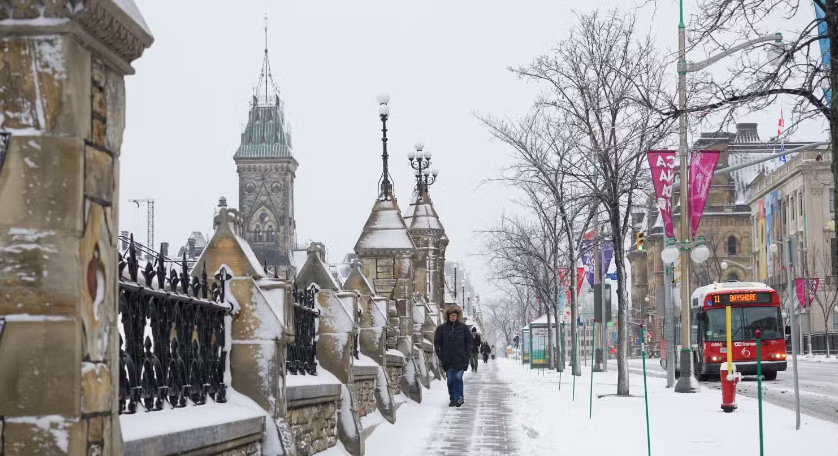 Ottawa, Canada: Với nhiệt độ trung bình hằng năm là 5,5°C, thủ đô Ottawa có khí hậu lục địa ẩm ướt và chủ yếu là tuyết vào mùa đông. Từ tháng Một đến tháng Ba, tuyết ở Ottawa dày hơn 7cm. Đến thành phố này bạn đừng bỏ qua: đồi Quốc hội, phòng trưng bày Quốc gia Canada, bảo tàng chiến tranh Canada, công viên Major's Hill.