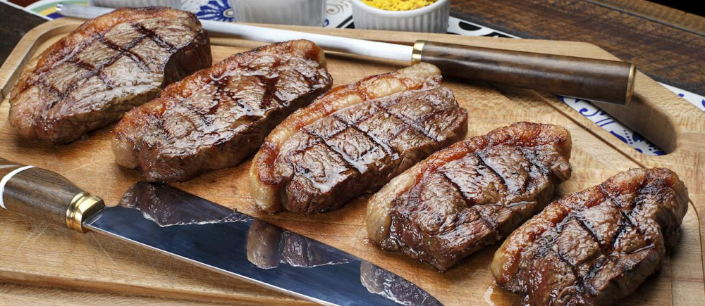 Phần thịt được chọn cho món steak này là mông bò. Trong khoảng 5 kg thịt mông bò, người ta chỉ dùng 1,5 kg để làm steak picanha. Phần thịt tuyển này ít chất béo, săn chắc. Do đó, nó phải được nướng chuẩn chỉ để thịt không bị dai. Món này có giá khá cao nên không thực sự phổ biến. Khi ăn, đầu bếp sẽ trực tiếp cắt thịt tại bàn để thực khách có thể thưởng thức món ăn nóng sốt.