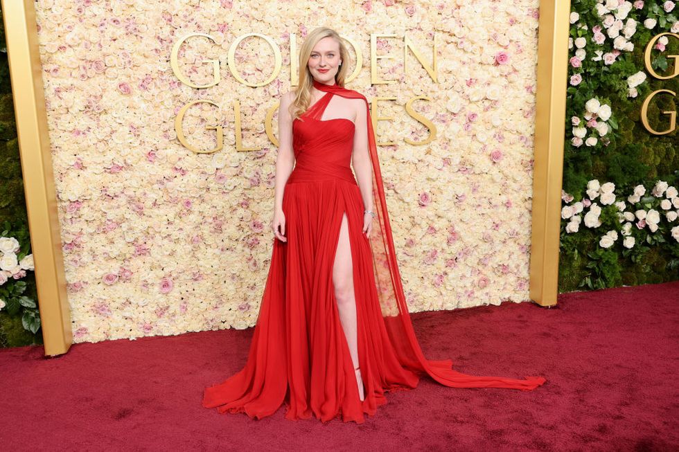 Chị gái Elle, ngôi sao 'Chạng vạng' Dakota Fanning, diện đầm đỏ nổi bật.