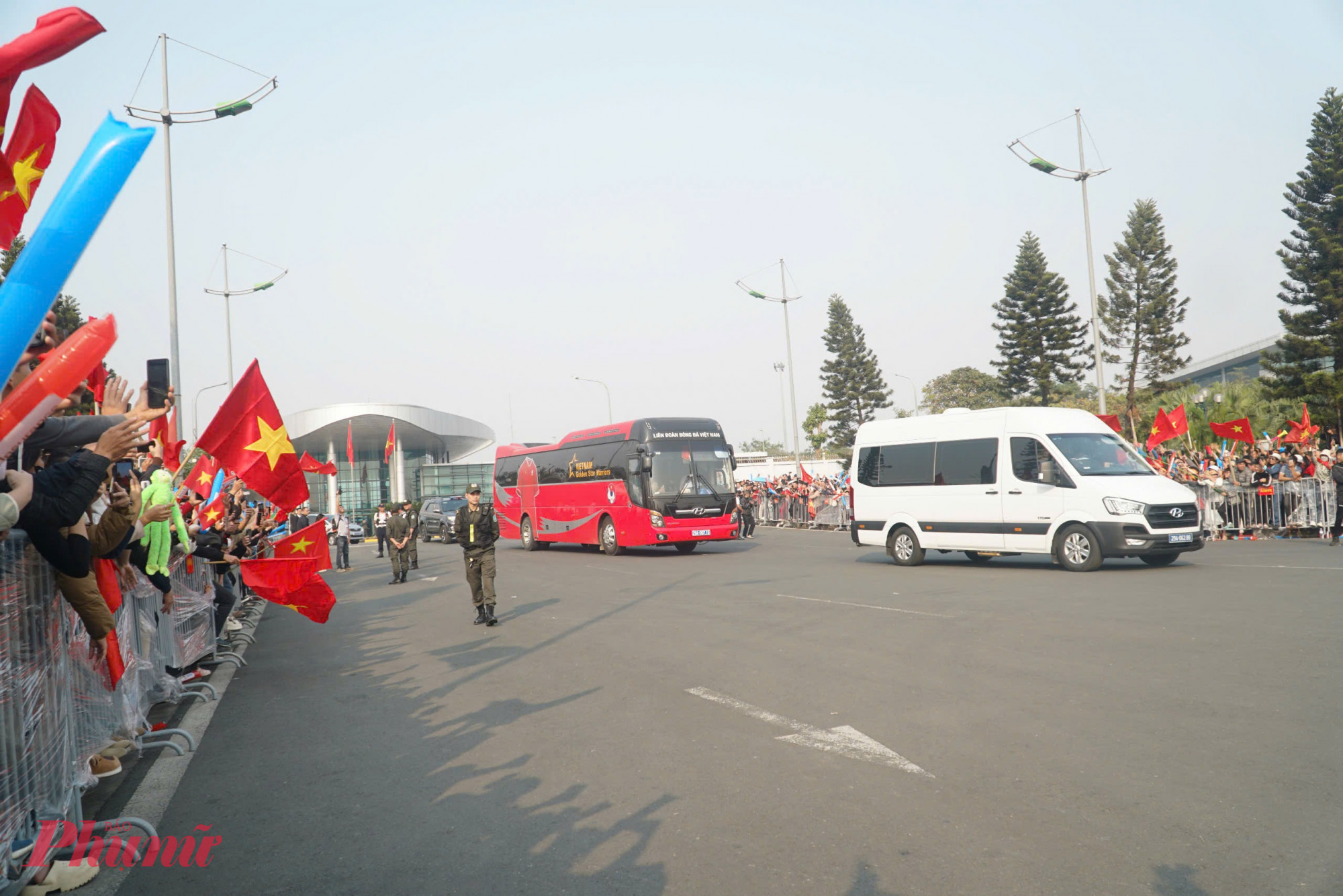 Sau khi rời sân bay Nội Bài, thầy trò HLV Kim Sang Sik sẽ di chuyển bằng xe buýt 2 tầng để tới Văn phòng Chính phủ. Dự kiến, Thủ tướng Phạm Minh Chính sẽ tiếp đón, trao tặng Huân chương Lao động hạng Nhất cho đội tuyển và các cá nhân xuất sắc.