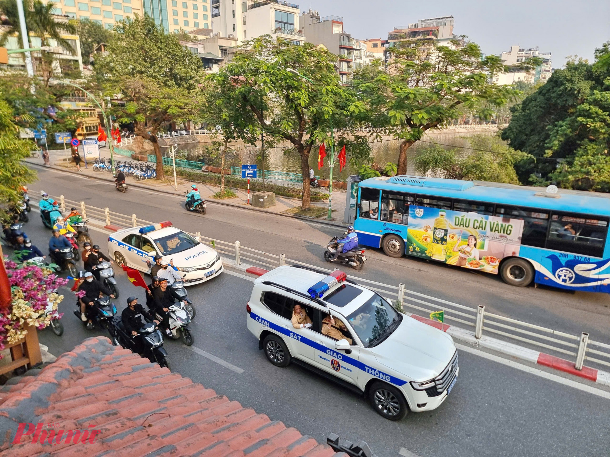 Đoàn xe di chuyển qua đường Nghi Tàm, Thanh Niên và đích đến là Văn phòng Chính phủ.