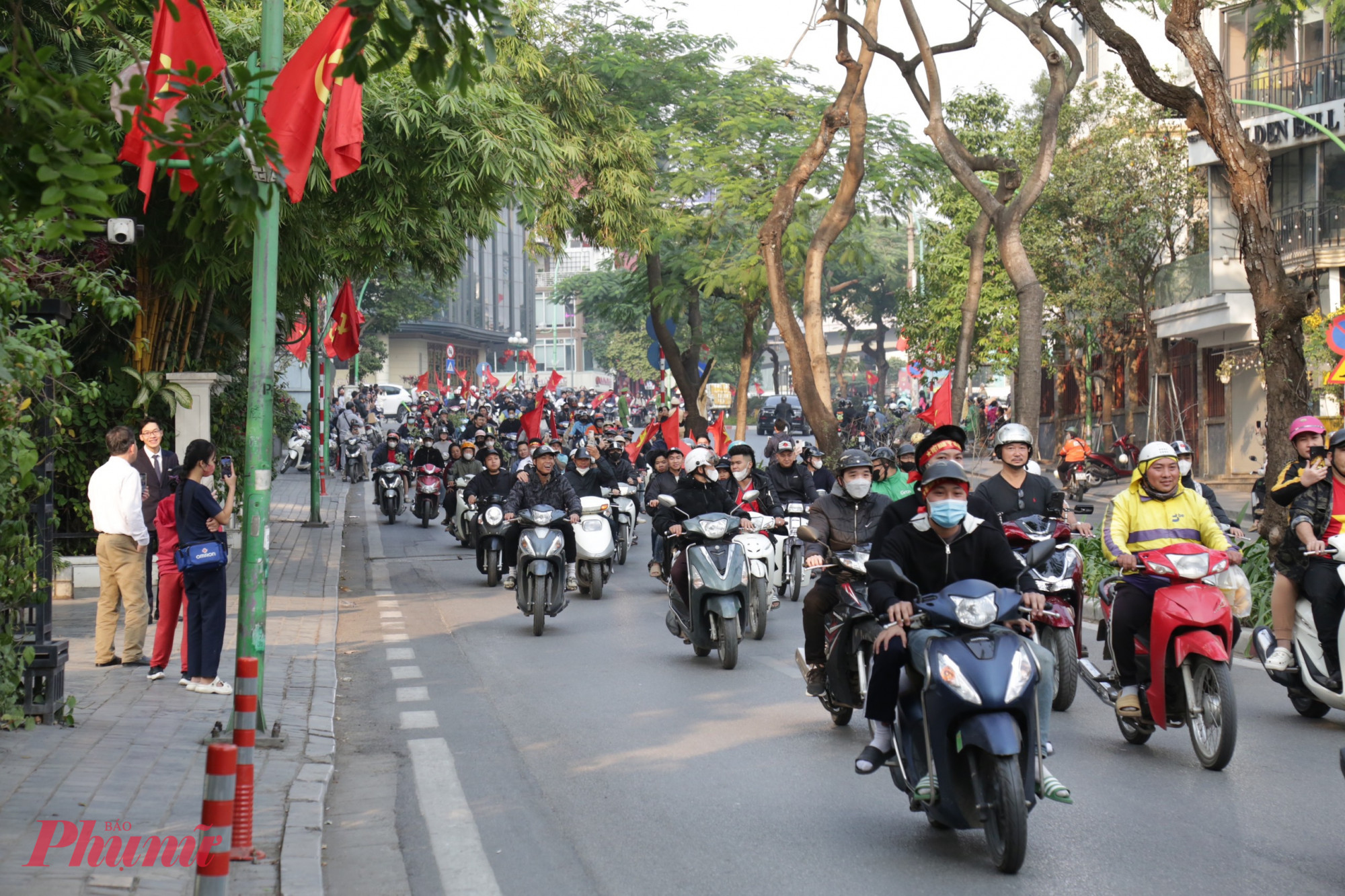 Liên quan đến việc đội tuyển bóng đá Việt Nam trở về Thủ đô sau khi lên ngôi vô địch ASEAN Cup 2024, Công an thành phố Hà Nội đã chỉ đạo các đơn vị chức năng bảo đảm an ninh trật tự và trật tự an toàn giao thông cho lộ trình đón đoàn từ sân bay Nội Bài về Văn phòng Chính phủ.  Theo đó, Phòng Cảnh sát giao thông Hà Nội khuyến nghị người dân tham gia cổ vũ, động viên đội tuyển bóng đá Việt Nam tuân thủ nghiêm các quy định của Luật Trật tự, an toàn giao thông đường bộ, chấp hành sự điều tiết của lực lượng chức năng, góp phần tạo nên hình ảnh đẹp trong ngày hội chào đón đội tuyển trở về.