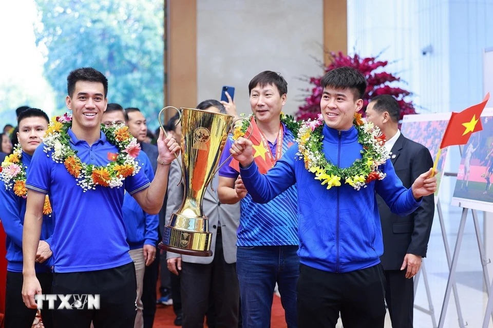 Đội trưởng Duy Mạnh và tiền đạo Tiến Linh mang theo cup vô địch ASEAN Cup 2024 cùng Huấn luyện viên Kim Sang-sik và Quang Hải đến dự buổi gặp mặt với Thủ tướng Phạm Minh Chính - Ảnh: TTXVN 