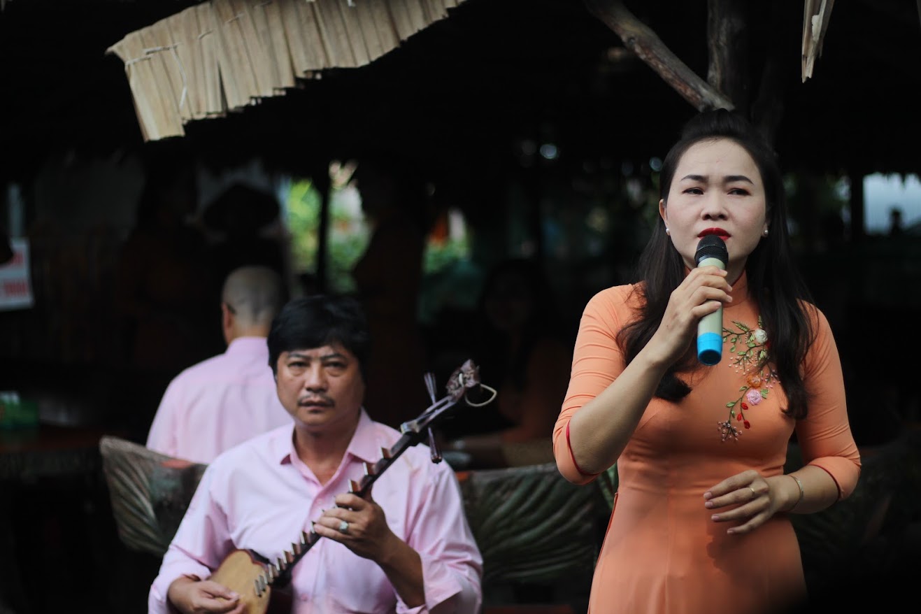 Bến Tre cách TP HCM 85 km. Bên cạnh đặc sản từ dừa, vùng đất này có nhiều sản phẩm du lịch ấn tượng như biểu diễn nghệ thuật đờn ca tài tử ở Cồn Quy; Đi xe ngựa ở cồn Phụng; Ngắm chim và tìm hiểu sinh thái rừng ngập mặn ở sân chim Vàm Hồ; tắm biển phù sa Bình Đại...