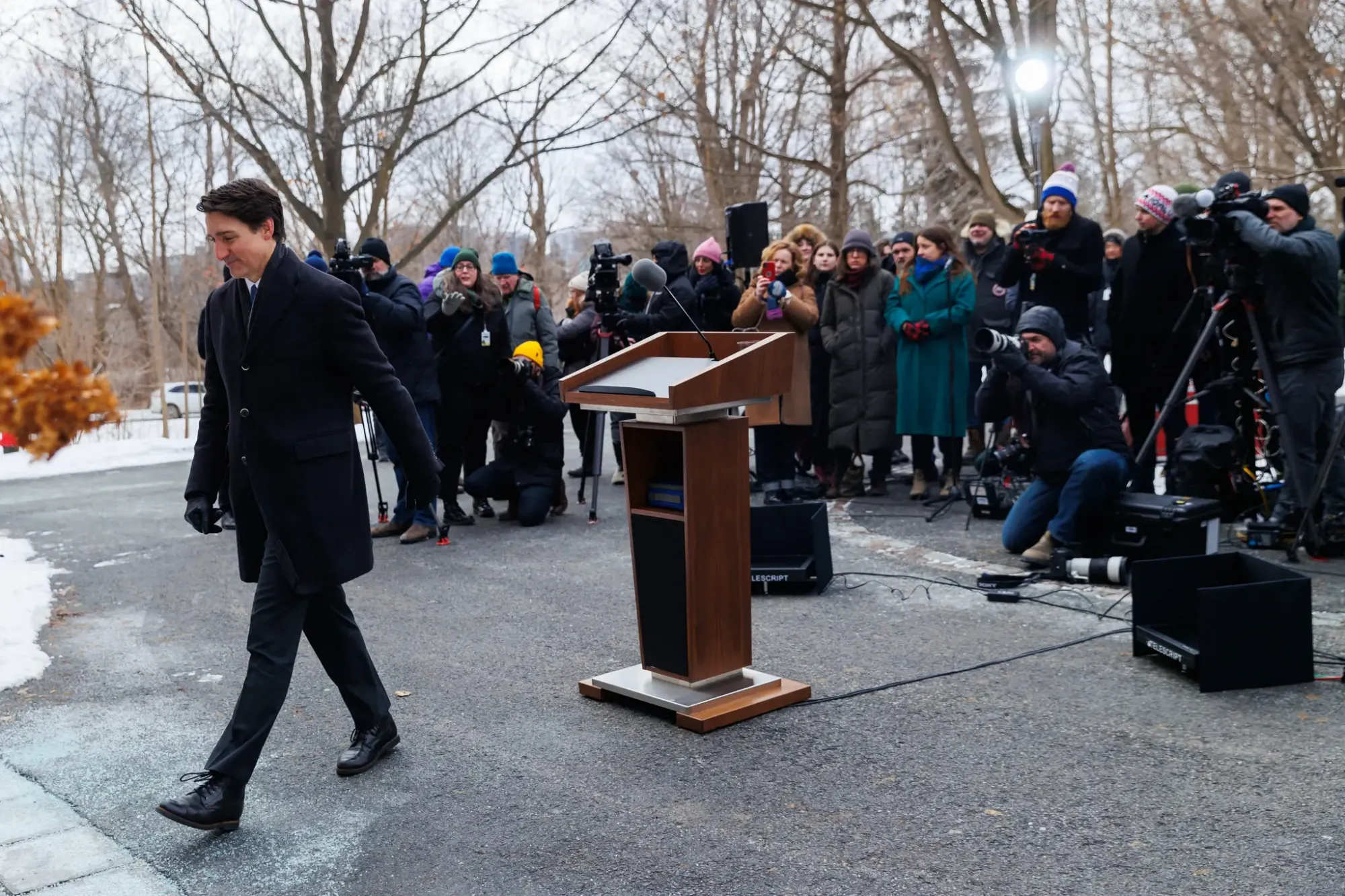 Ông Justin Trudeau rời đi sau khi tuyên bố rằng ông sẽ từ chức thủ tướng Canada và lãnh đạo Đảng Tự do, bên ngoài dinh thự của ông ở Ottawa - Ảnh: Cole Burston/The New York Times