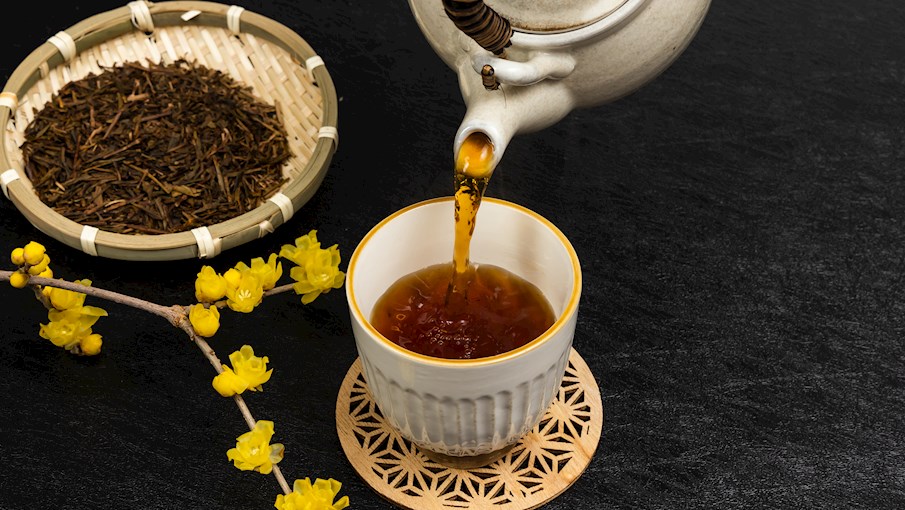 Hōjicha là một loại trà xanh rang của Nhật Bản. Nó được làm bằng trà xanh bancha hoặc sencha được rang ở nhiệt độ cao. Trong quá trình rang, trà đạt được màu nâu đỏ đặc trưng. Hōjicha pha sẽ tạo ra một loại trà nâu nhạt với hương vị ấm hơn một chút so với trà xanh truyền thống.  Thay vì hương thơm đặc trưng của rau xanh và thảo mộc, hōjicha thường có hương vị rang gợi nhớ đến cà phê, ca cao và caramel. Hương vị có vị đất và ngọt nhẹ, với hương rang thường không quá nồng. Hōjicha có ít caffeine và tannin hơn các loại trà xanh khác. 