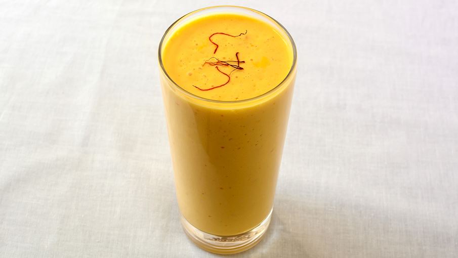 Mango lassi là một trong những loại lassi phổ biến nhất, bao gồm sữa chua (dahi) và xoài tươi. Nó thường bao gồm bạch đậu khấu, nước và đôi khi là đường. Các thành phần được trộn cho đến khi đồ uống có độ sánh và bọt. Mango lassi luôn phải được phục vụ lạnh.  Trong số nhiều loại lassis, phiên bản xoài ngọt này là loại phổ biến nhất trong thực đơn của các nhà hàng Ấn Độ bên ngoài đất nước.