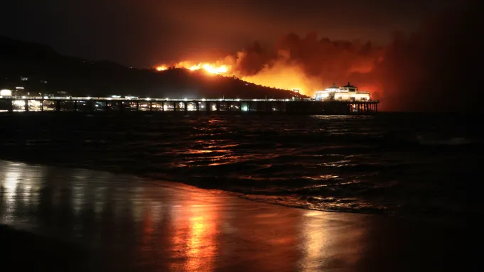 Đám cháy Palisades lan dần đến khu vực thành phố Malibu - Ảnh: Wally Skalij/Los Angeles Times/Getty Images