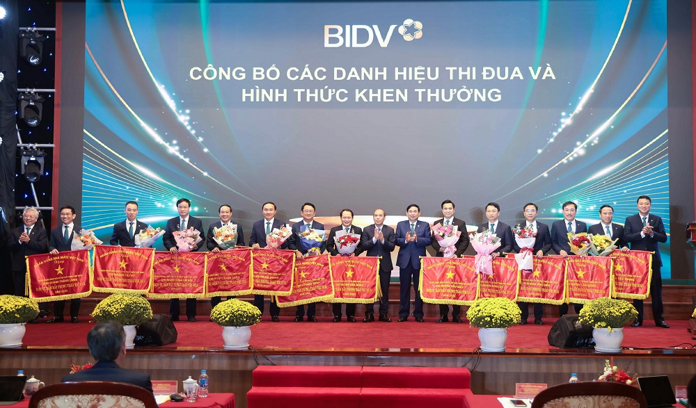 Các đơn vị thuộc BIDV đón nhận Cờ thi đua của Thống đốc NHNN - Ảnh: BIDV